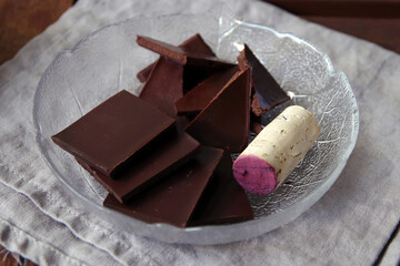 dunkle schokolade und rotwein korken