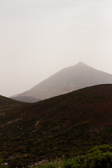 Obraz premium Paisaje con montaña de fondo 