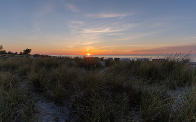 Sonnenuntergang an der Ostsee in den Dünen
