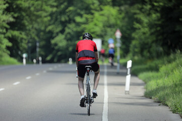 fahrradfahrer radfahrend auf einer landstraße