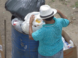 procurando valor no lixo...