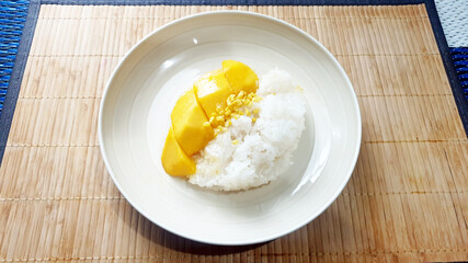 mango with sticky rise side view  (kaw neaw mamung)