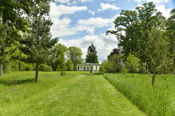 Le pavillon d'été tout récemment restauré au fond de l'arboretum de Wespelaar en Brabant flamand 