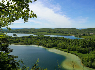 spettacolare vista panoramica dei laghi nella verde regione francese del Jura