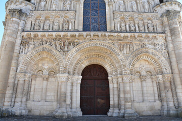 Fototapeta na wymiar Portail roman de Notre-Dame la Grande à Poitiers, France