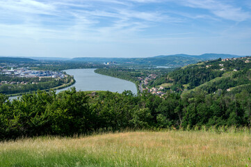 Panorama de la vallée du Rhône près de Condrieu dans le département du Rhône