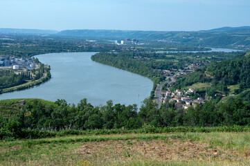 Panorama de la vallée du Rhône près de Condrieu dans le département du Rhône