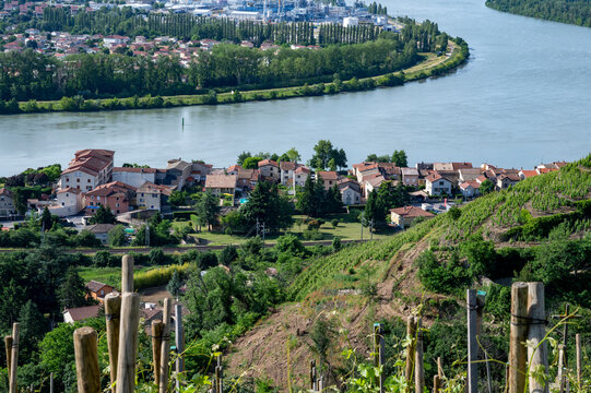 Le village de Condrieu le long du fleuve du Rh&ocirc;ne en France