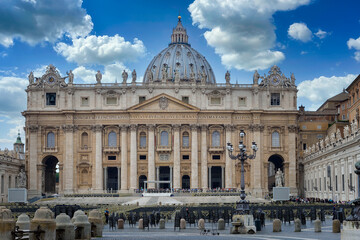 Obraz premium Papal Basilica of Saint Peter and St. Peter's Square in Vatican, Rome, Italy. Architecture and landmark of Rome. Postcard of Rome