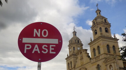 Iglesia catolica en Santa rosa de Viterbo, Boyacá, Colombia, letrero vial rojo que dice 