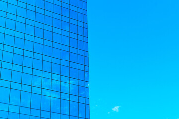 Glass building reflects the sky	