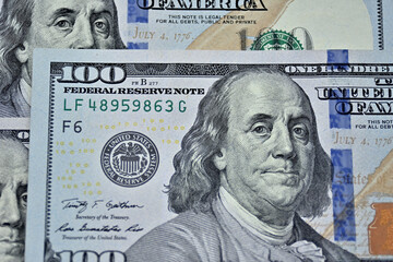 Close-up de notas juntas de cem dólares americanos