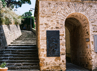 Naklejka premium Castellabate, Salerno, Italy. Country lane with stairs and arch