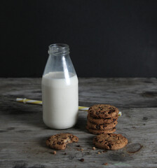 glass of milk and cookies