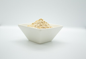 Avena hojuela en bol fondo blanco