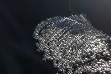 冬のススキの穂のきらめきと黒い背景