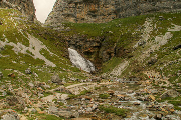 Cascada de cola de caballo en el Valle de Ordesa, Pirineos Españoles, Huesca, España. Un hermoso paisaje natural de la cascada cerca de la fuente del río Arazas, lugar muy visitado por excursionistas.