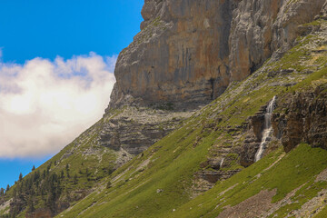 Pared rocosa y cascada en el Valle de Ordesa, Pirineos españoles en Huesca, Aragón, España.