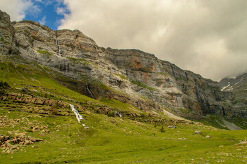 El hermoso Valle de Ordesa en los Pirineos, Huesca, España. Cascada en la ladera de la montaña en...