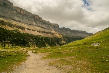 Excursionistas en la ruta de senderismo del hermoso Valle de Ordesa en los Pirineos, Huesca, España. Sendero que discurre por el valle junto al río Arazas.