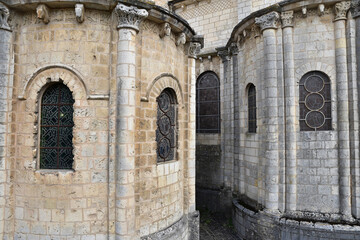 Fototapeta na wymiar Chevet de l'église romane Saint-Hilaire à Poitiers, France