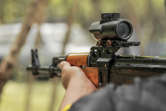 Shooter aiming ak, Avtomat Kalashnikova