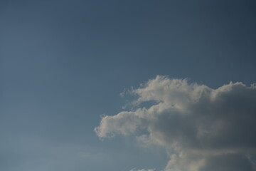 Lebhafter abendlicher Himmel mit leichten Wolken, Kondensstreifen, geringer Flugverkehr zu COrona-Zeiten