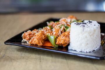 Pollo agridulce acompañado de arroz