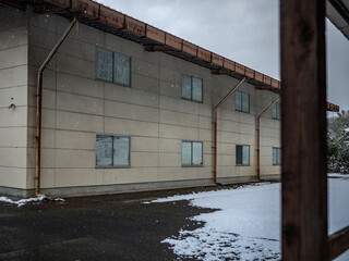 二階建てのプレハブ小屋の廃墟