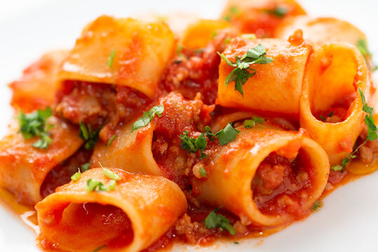 Piatto di mezzi paccheri con sugo di salsiccia, Cucina Italiana 