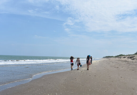 Caminando por la playa. Amigas disfrutando de una caminata por la playa
