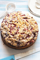 Strawberry yoghurt cake with crumble 