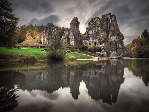Die Externsteine spiegeln sich im See