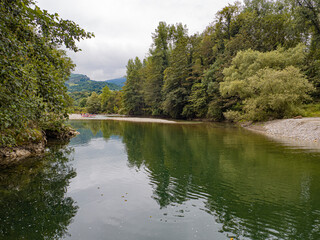 Vistas del río Deba con aguas verdes y reflejos de los árboles a su paso por Unquera en...