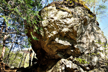 奥秩父の両神山　春の表登山道　巨岩の横岩