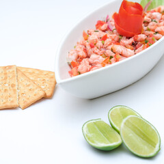 Coctel de ceviche de camaroncillo con galletas saladas y limones.