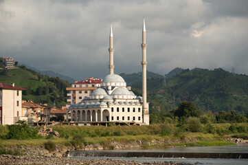 Fototapeta na wymiar Big mosque in Karadeniz region against mountains