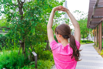 野外でトレーニングする女性