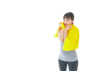 棚の片付けをする若い女性