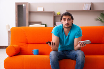 Obraz premium Young male student sitting indoors during pandemic