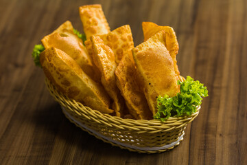 Cesta de pastel de feira, pastel do brasil, pastel frito © Alefotografo