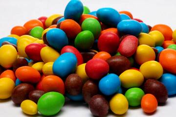 Fototapeta na wymiar caramelos de chocolates recubiertos de colores