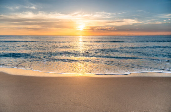 USA, Florida, Boca Raton, Sun rising above sea