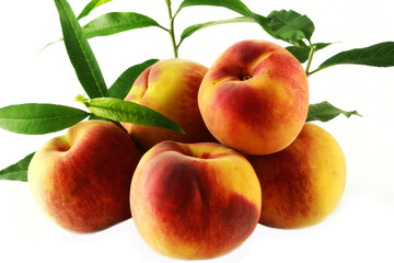 duraznos con sus hojas 