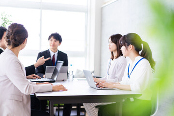 Fototapeta premium オフィスで仕事をする若いビジネスパーソン