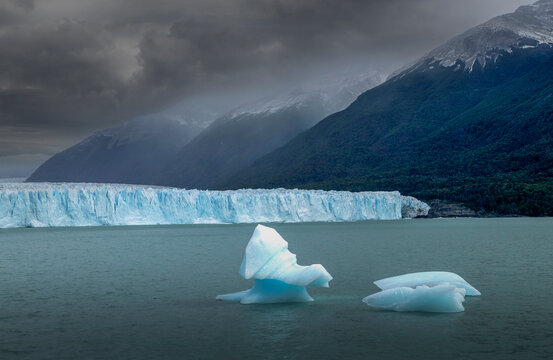 South America. Argentina.  Santa Cruz Province. Patagonia. .Glaciers National Park (Parque Nacional de los Glaciars).Andes Mountains. Lake Argentino. Glacier PERITO MORENO..Photo: ANGELO CAVALLI