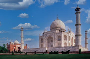 India, Uttar Pradesh, Agra, Taj Mahal with minarets