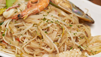 noodles with chicken and vegetables,