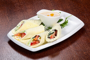 Cheese roll with vegetables and sauce