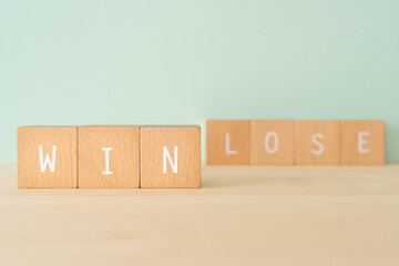 勝ち、勝利、勝負｜「WIN LOSE」と書かれた積み木